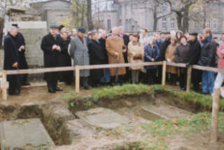 Vereinsmitglieder im Jahr 1998 an der Ausgrabungsstätte der Barockgräber