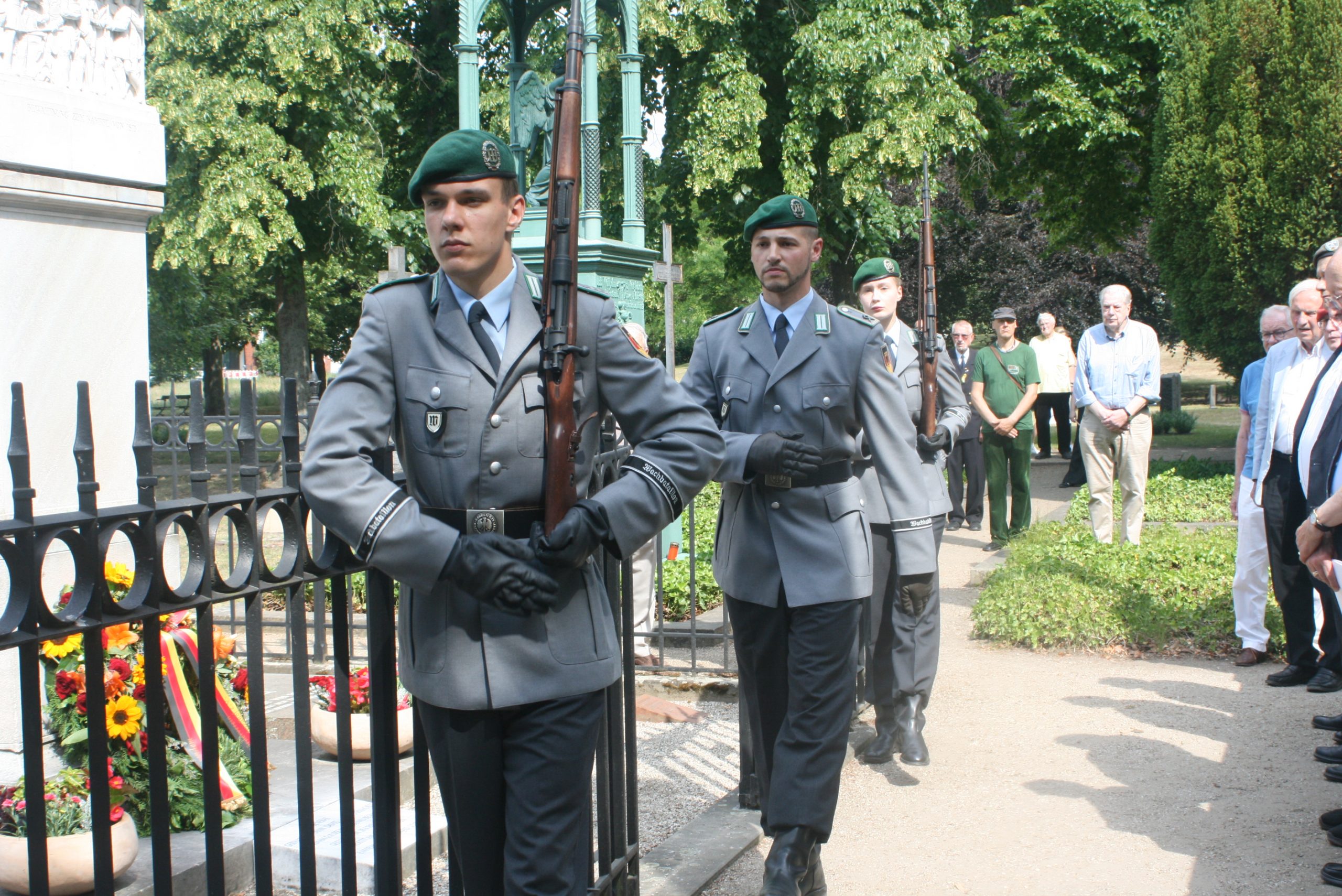 Kranzträger und Ehrenposten des Wachbataillons sowie Trompeter und Trommler des Stabsmusikorps gaben der Kranzniederlgung ein besonderes Gepräge