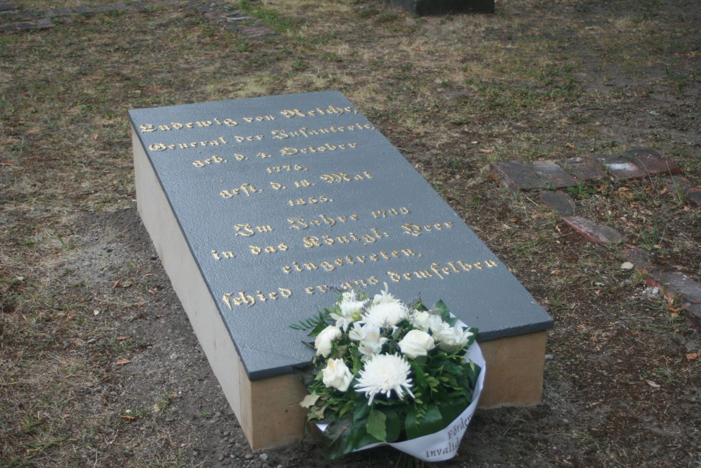 Die restaurierte und eingeweihte Grabstätte von General von Reiche

Vereinsvorsitzender Dr. von Krosigk bedankt sich bei den Referenten, Oberst i.G. Frankenberger u. Oberregierungsrat Weibezahl, für die interessanten Vorträge